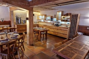 Salle du restaurant à la Maison de Gaudissard (Molines-en-Queyras)