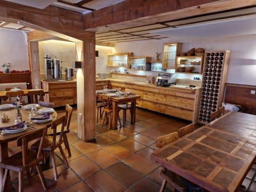 Salle du restaurant à la Maison de Gaudissard (Molines-en-Queyras)
