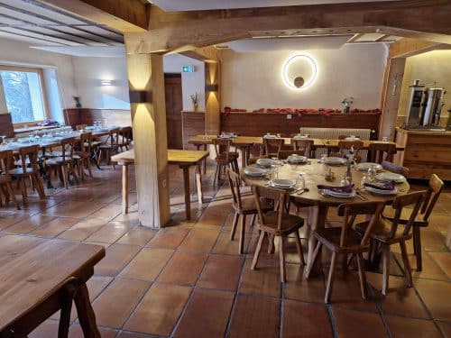 Salle du restaurant à la Maison de Gaudissard (Molines-en-Queyras)